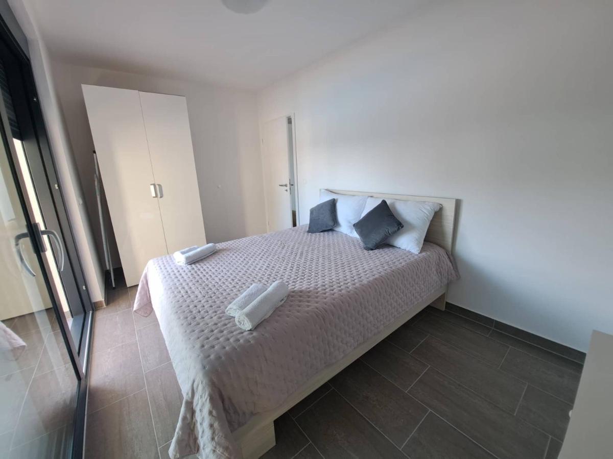 Villa Leptiric Vir Exteriör bild